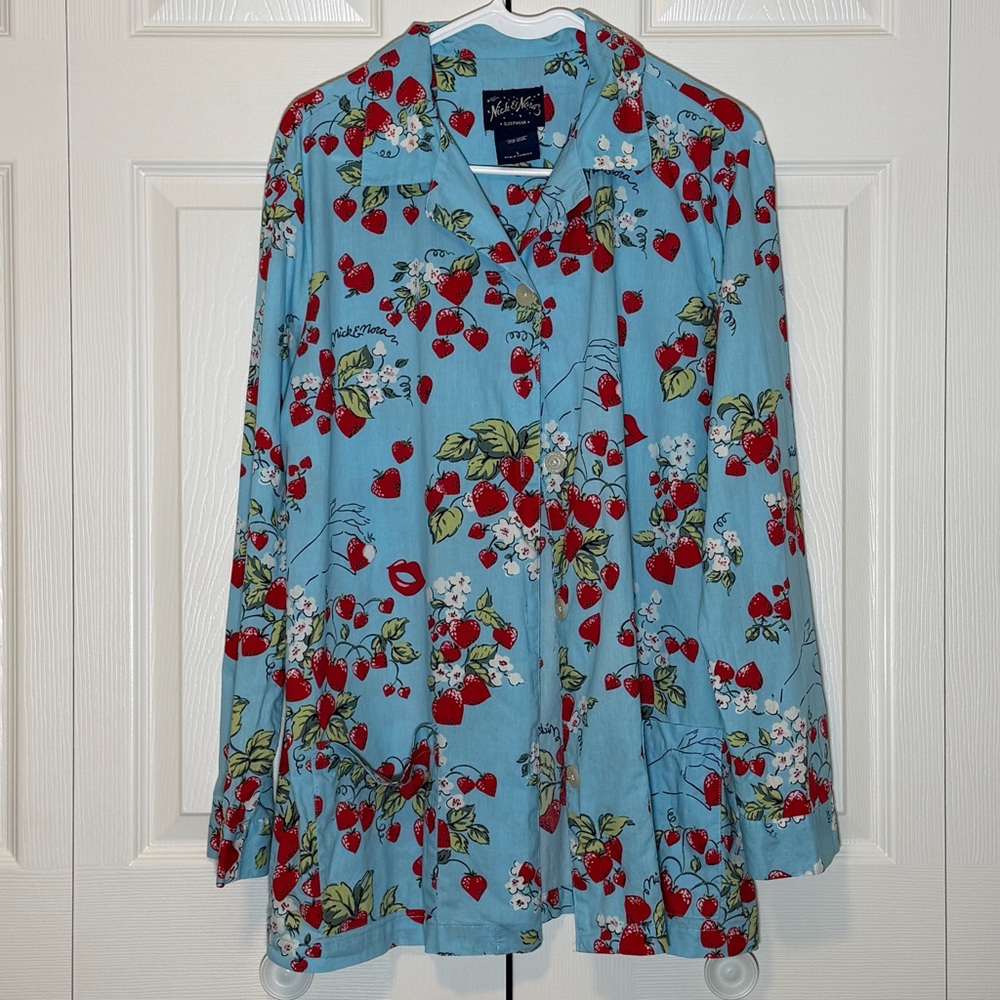 NICK & NORA SLEEPWEAR Vintage Strawberry Kisses Button Down Sleep Shirt | Size L